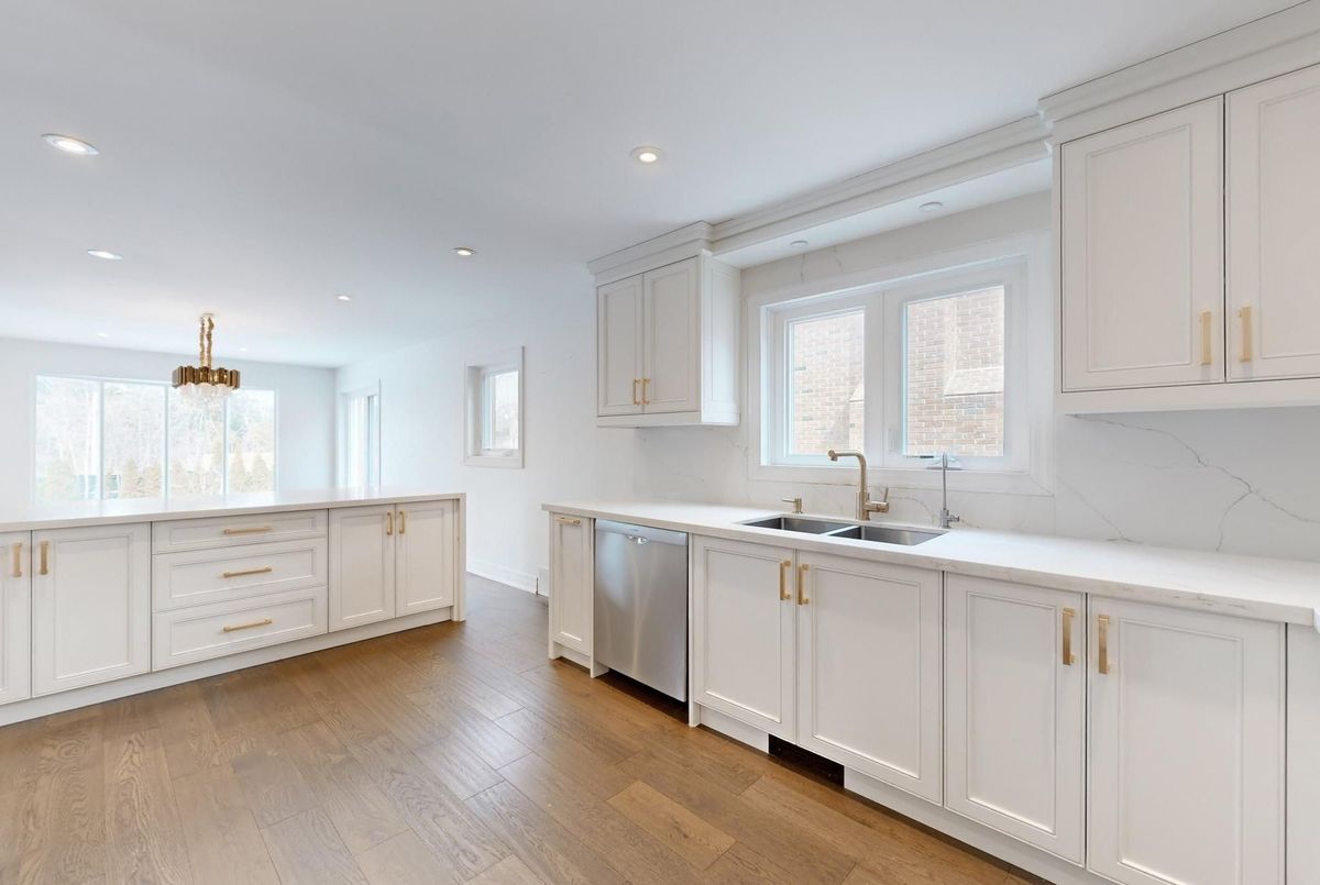 98 Golf Links Drive Aurora 98 Golf Links Drive Aurora