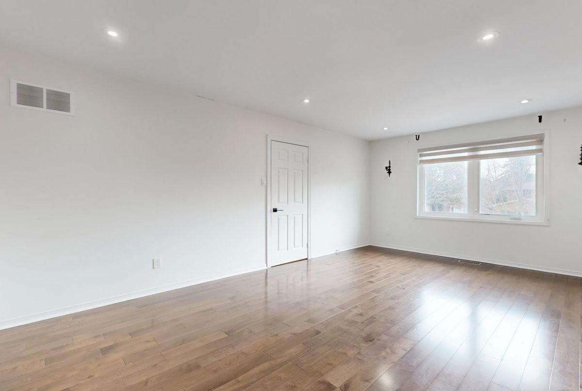 98 Golf Links Drive Aurora 98 Golf Links Drive Aurora