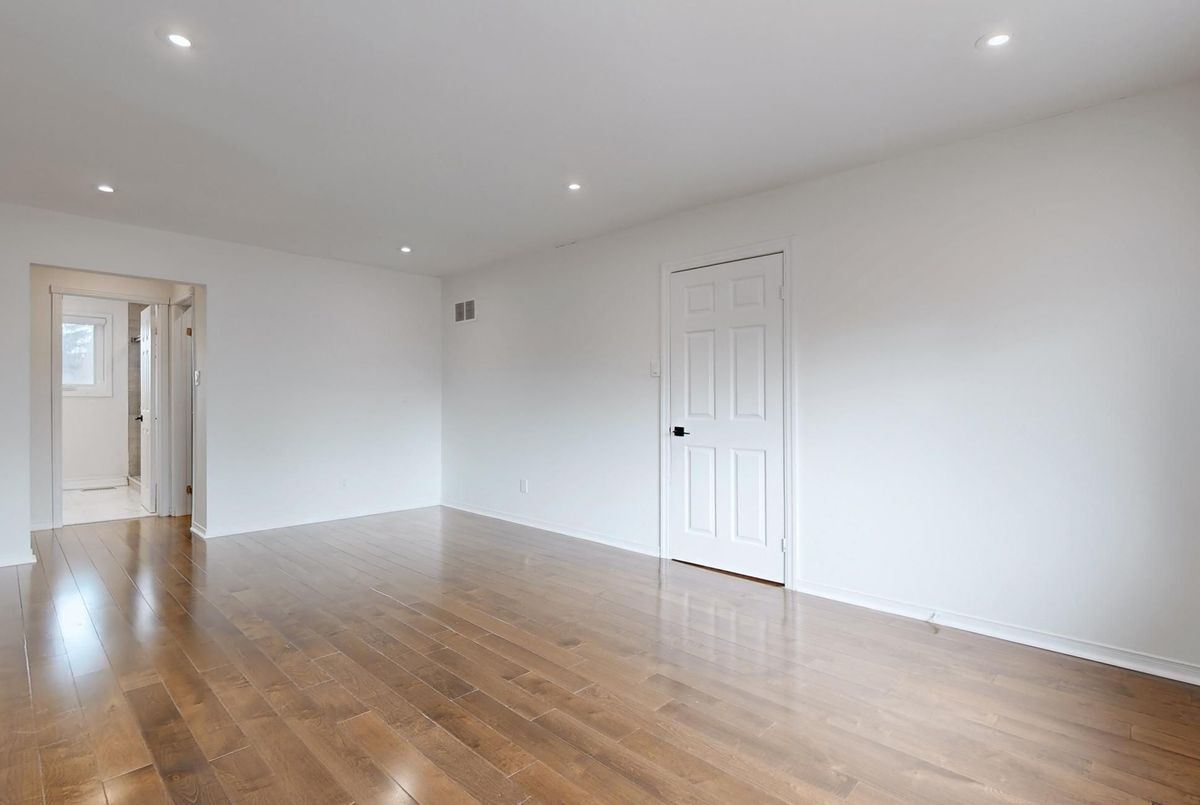 98 Golf Links Drive Aurora 98 Golf Links Drive Aurora