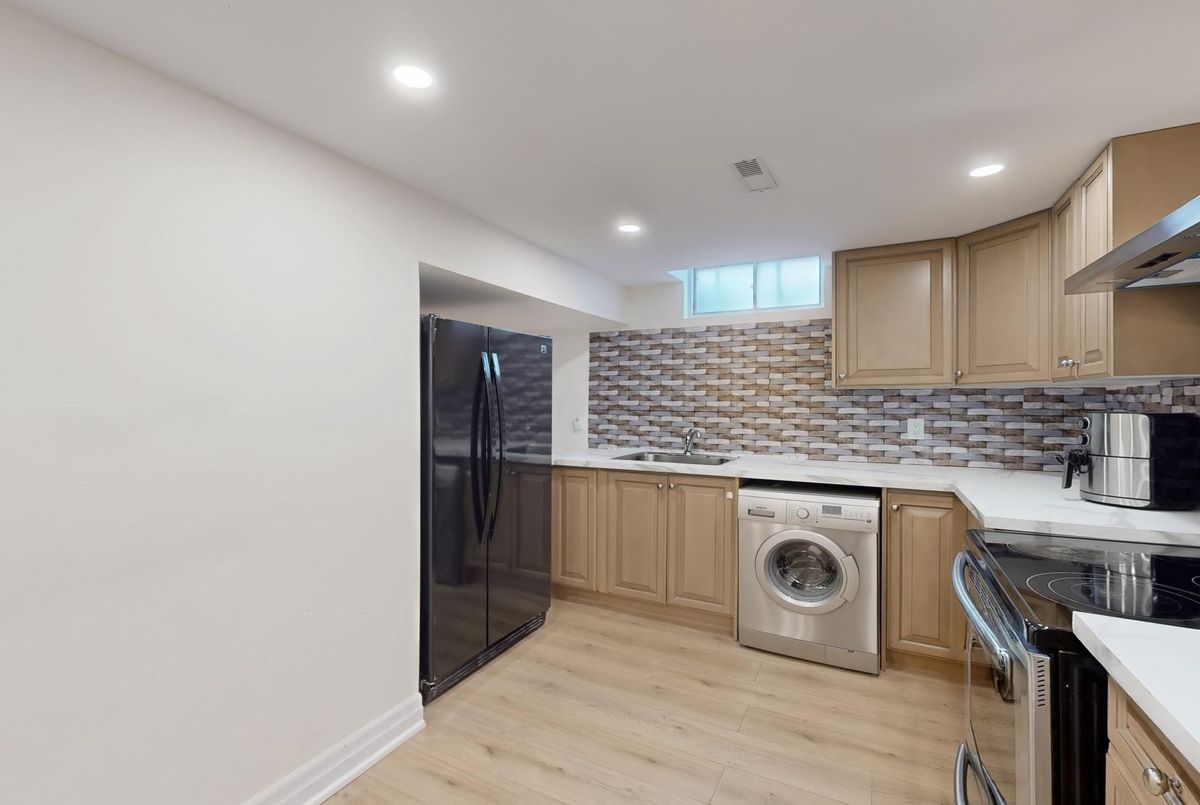 98 Golf Links Drive Aurora 98 Golf Links Drive Aurora