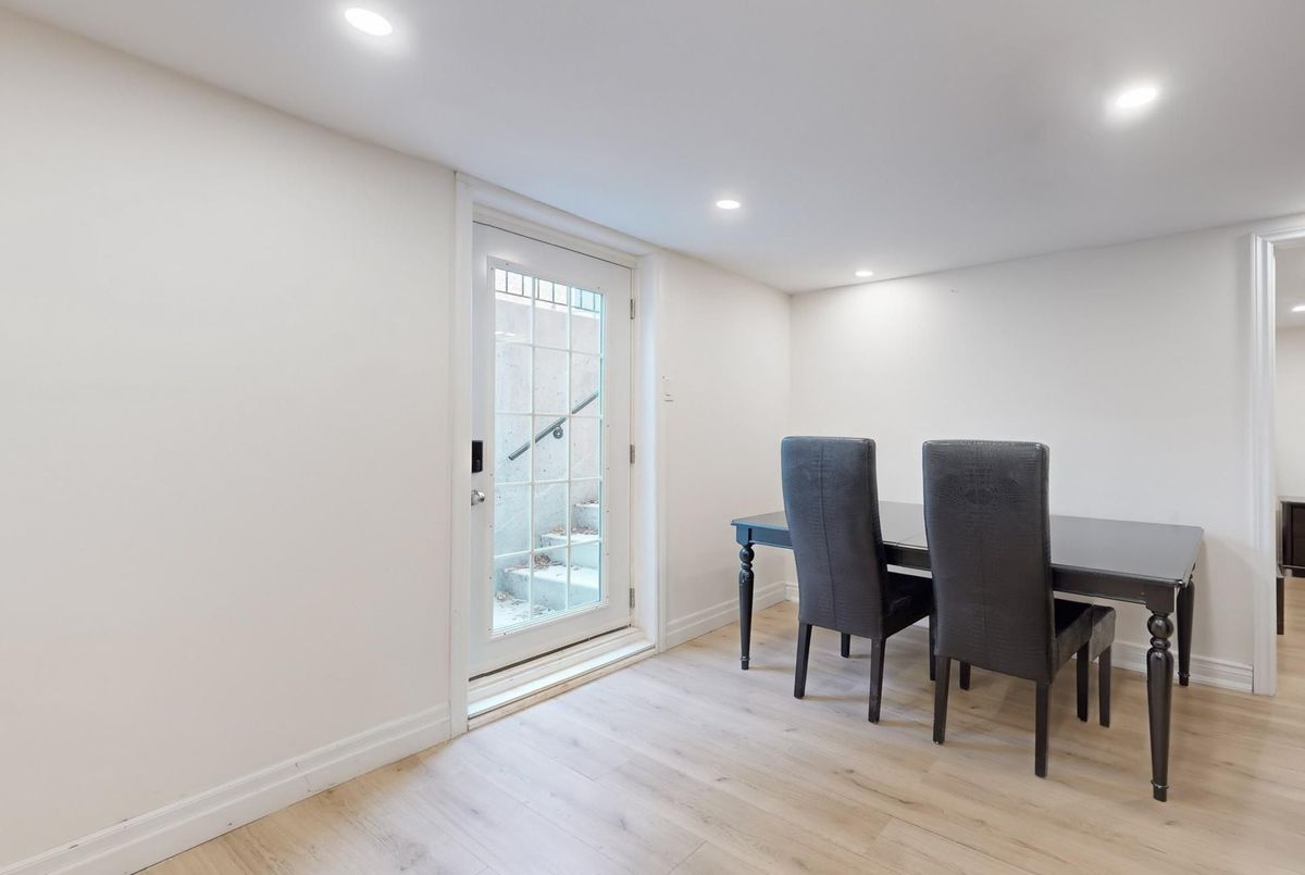 98 Golf Links Drive Aurora 98 Golf Links Drive Aurora