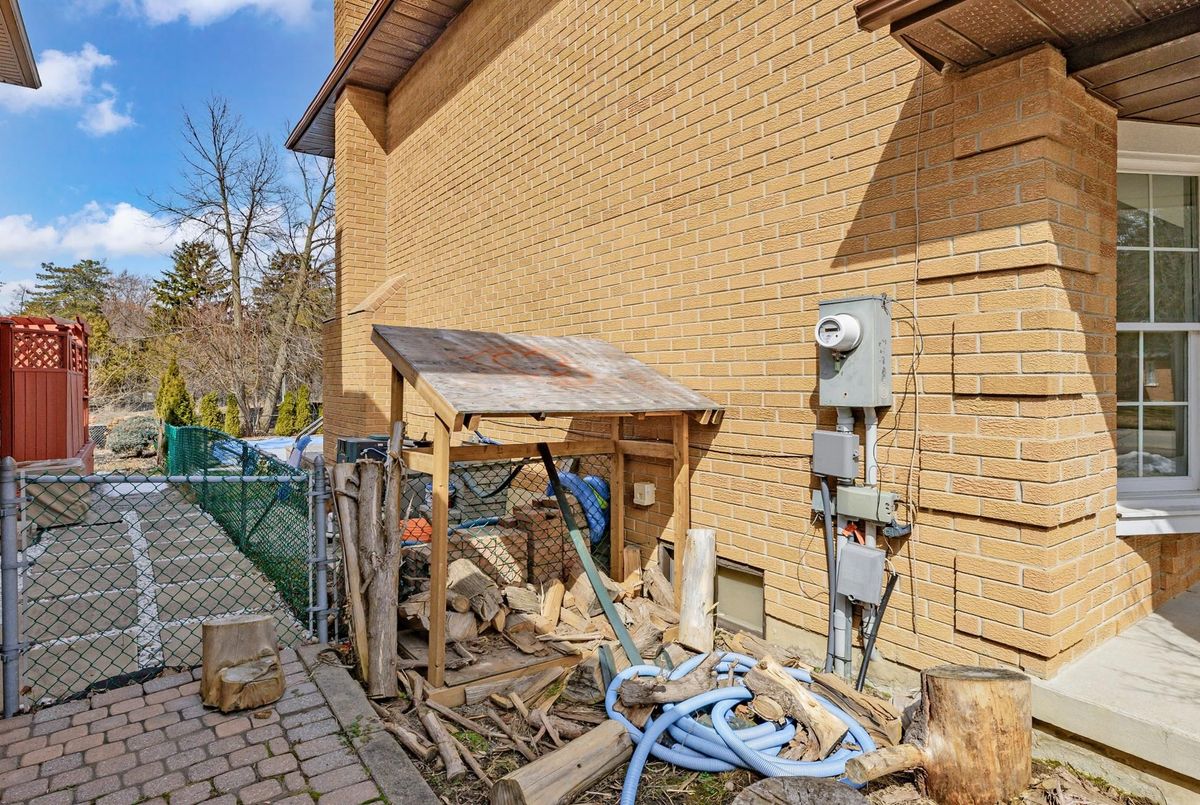 98 Golf Links Drive Aurora 98 Golf Links Drive Aurora