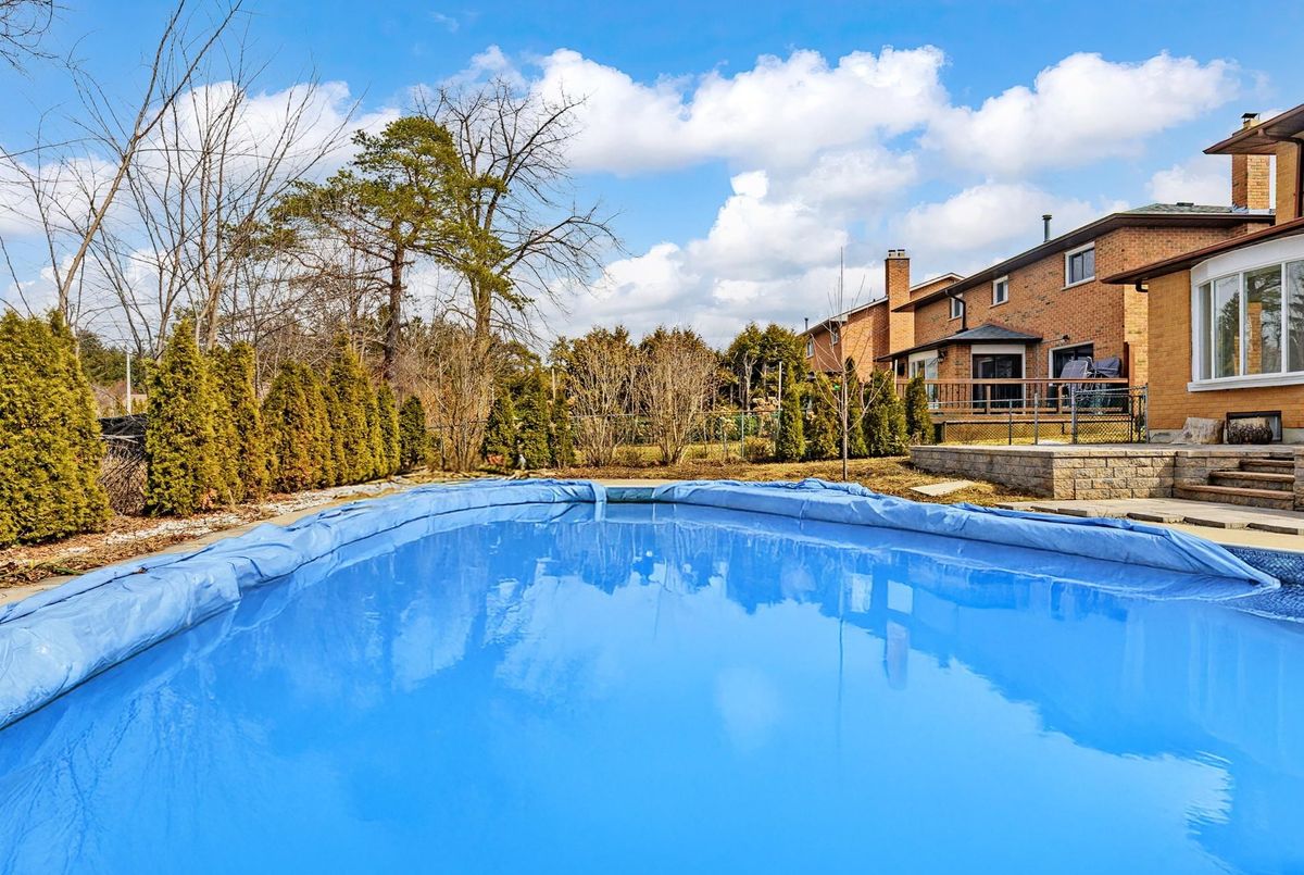 98 Golf Links Drive Aurora 98 Golf Links Drive Aurora