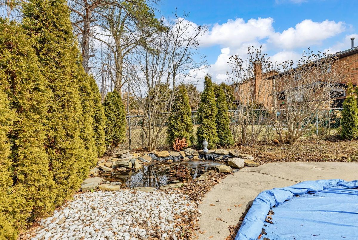 98 Golf Links Drive Aurora 98 Golf Links Drive Aurora