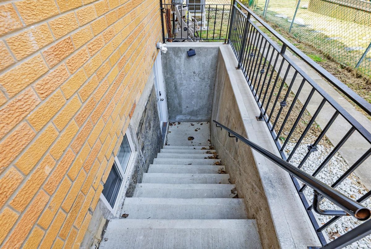 98 Golf Links Drive Aurora 98 Golf Links Drive Aurora