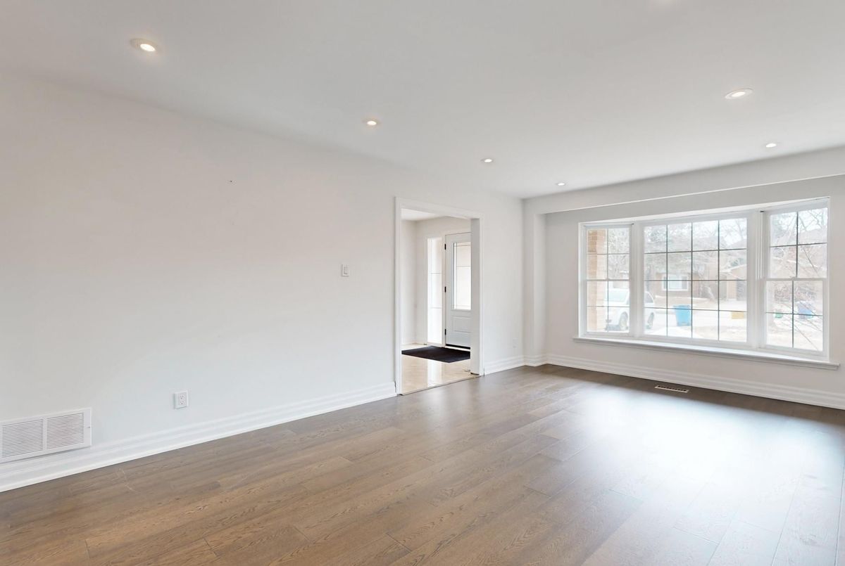 98 Golf Links Drive Aurora 98 Golf Links Drive Aurora