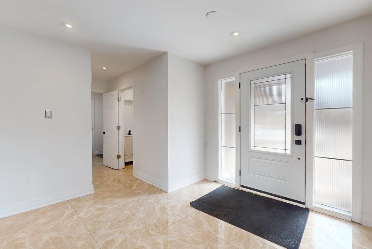 98 Golf Links Drive Aurora 98 Golf Links Drive Aurora