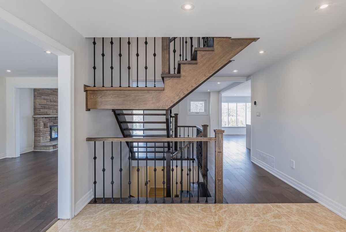 98 Golf Links Drive Aurora 98 Golf Links Drive Aurora