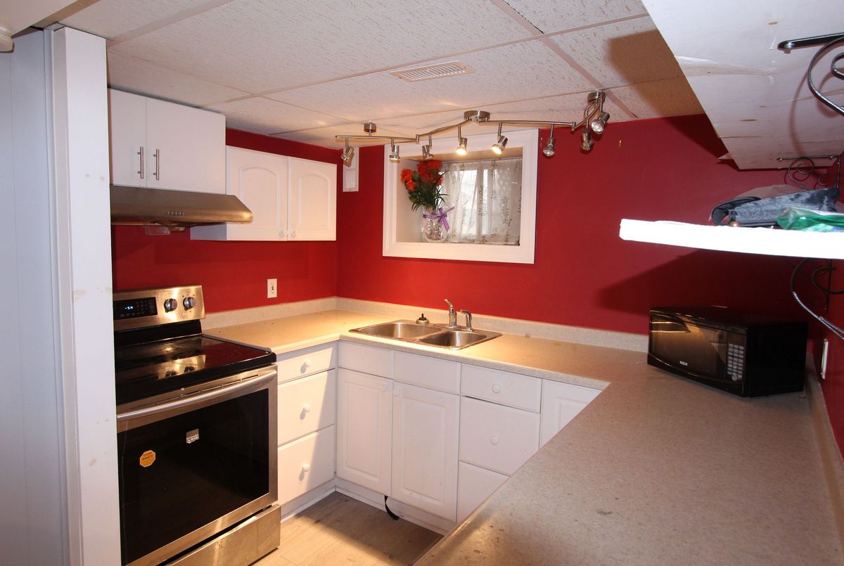 8 Meadowland Avenue Barrie 8 Meadowland Avenue Barrie