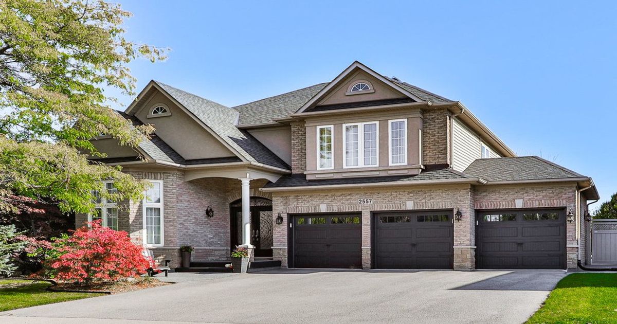 2557 ARMOUR Crescent Burlington