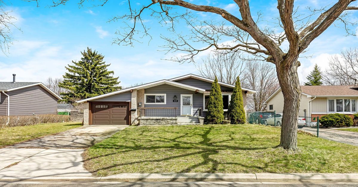 2123 Amesbury Crescent Burlington
