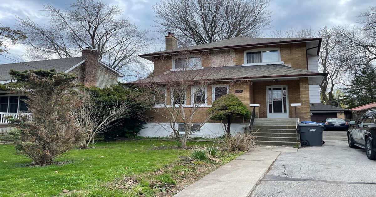 16 Oakwood Avenue N Mississauga