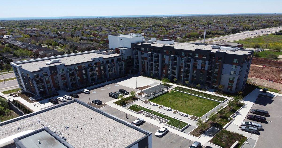 95 Dundas Street W Oakville