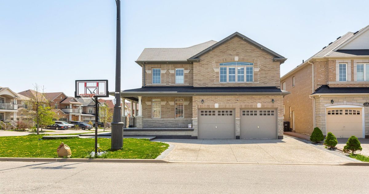 28 DRUMMONDVILLE Drive Brampton