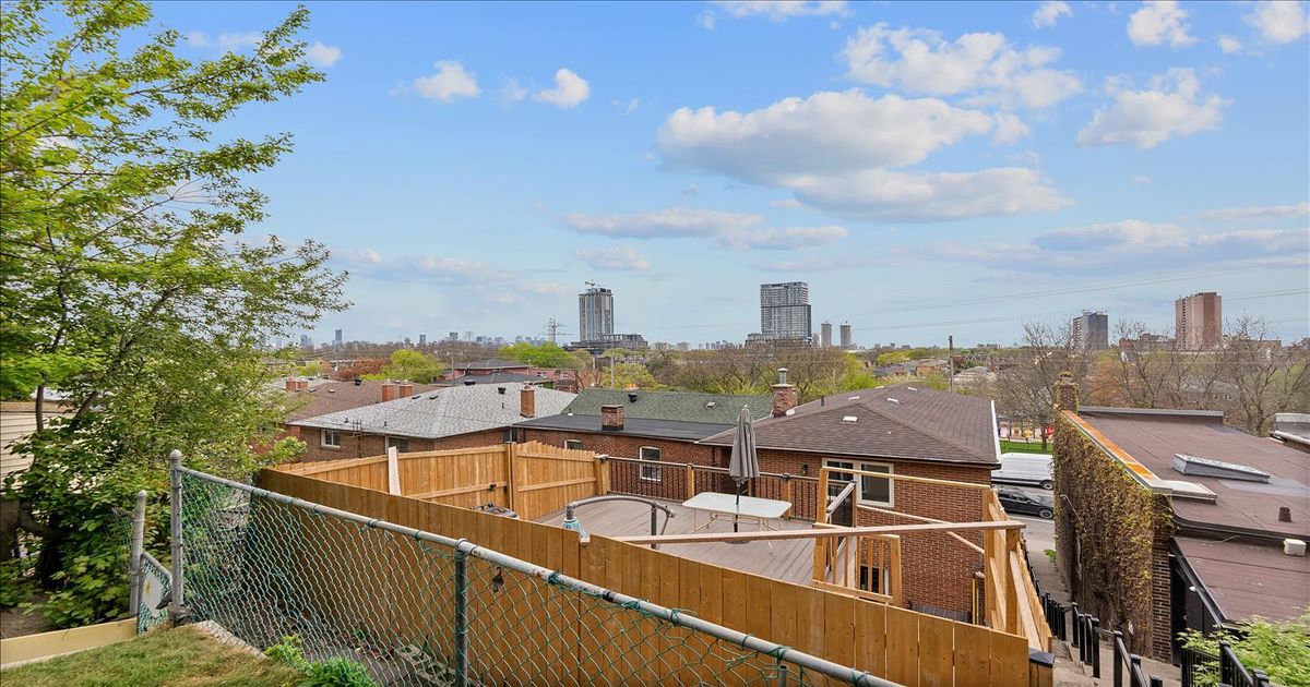 1556 Davenport Road Toronto