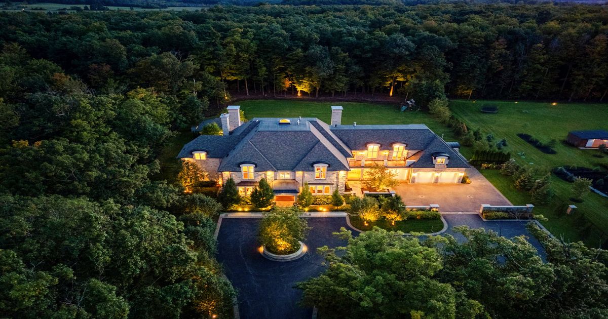 4472 ESCARPMENT Drive Burlington