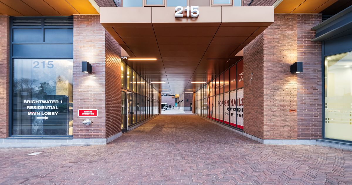 215 LAKESHORE Road W Mississauga