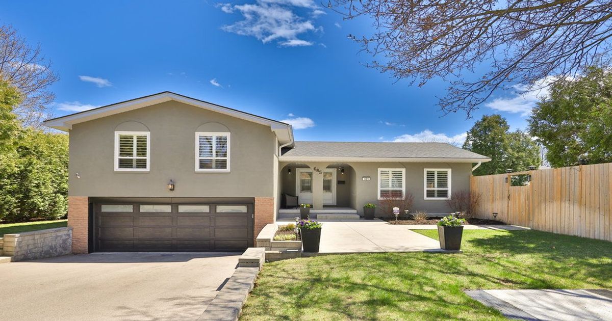 685 CASTLEGUARD Crescent Burlington