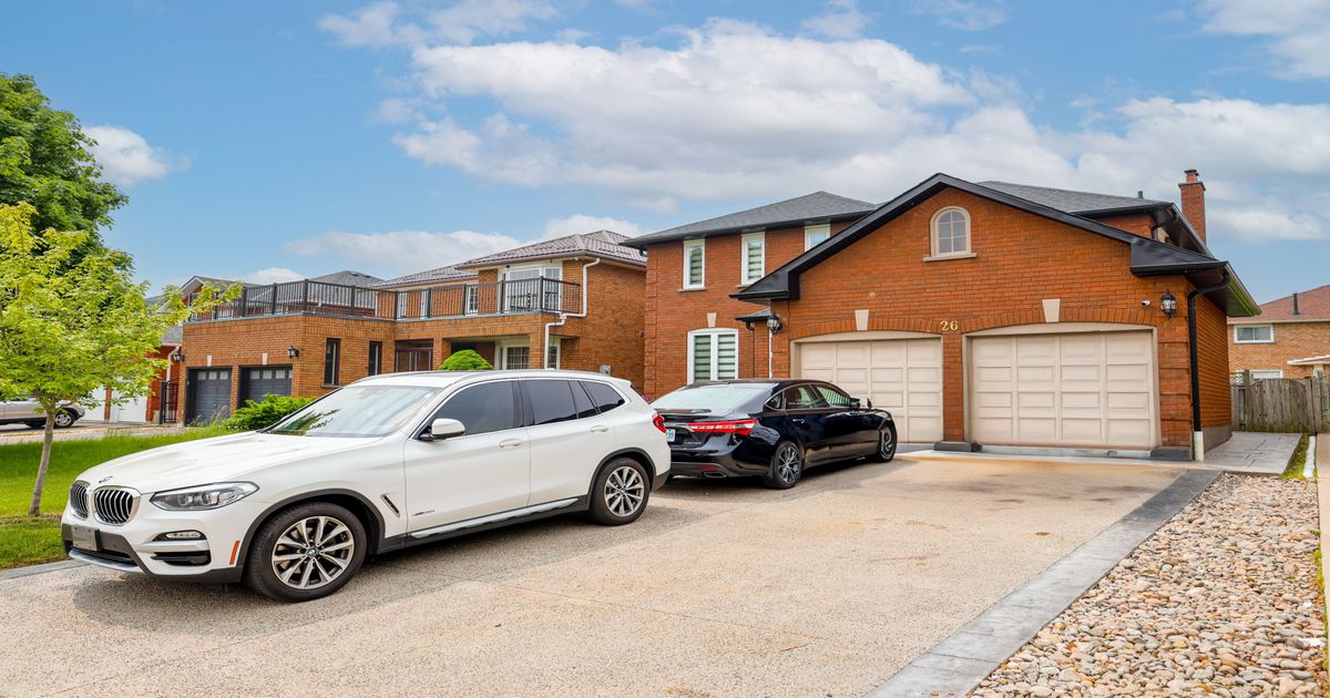 26 ORTONA Drive Brampton
