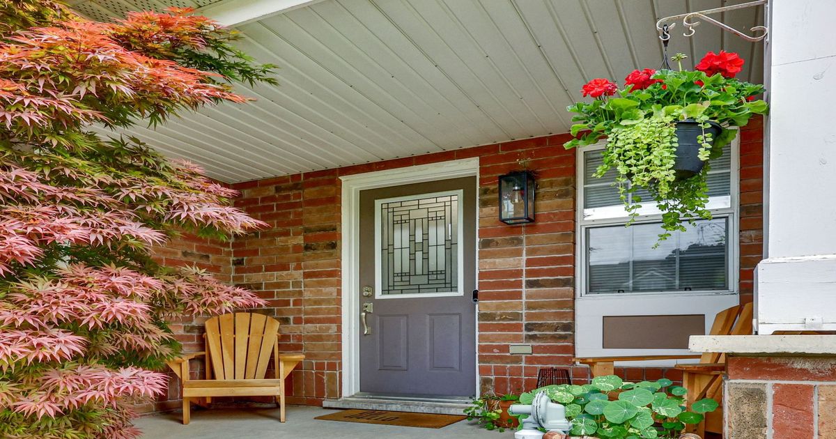 1627 Cartwright Crescent Milton