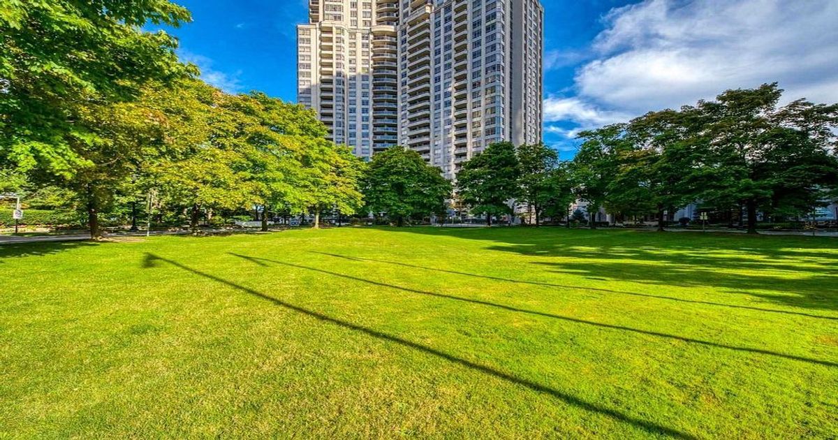 35 Kingsbridge Garden Circle Mississauga
