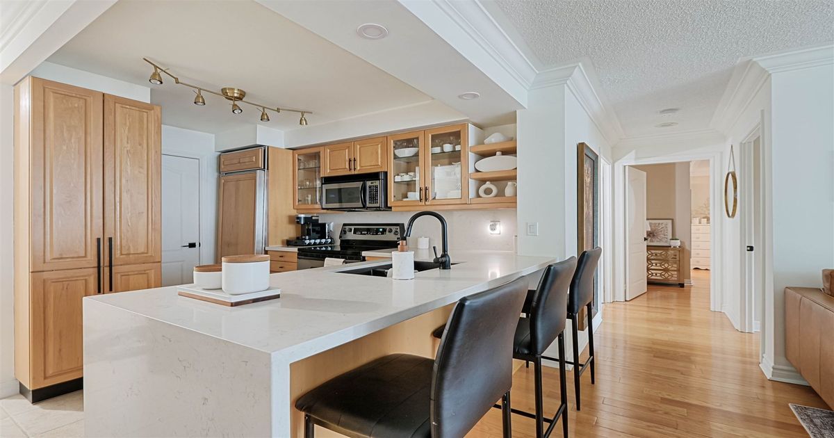 2111 Lake Shore Boulevard W Toronto