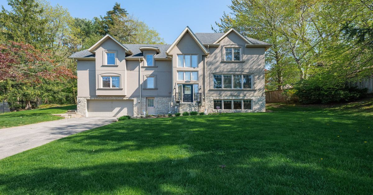 1034 Lakeshore Road W Mississauga
