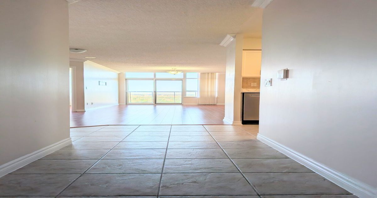 35 Kingsbridge Garden Circle Mississauga