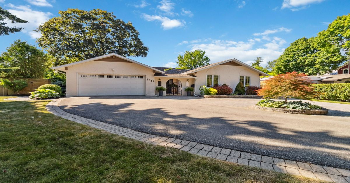 2019 Lakeshore Road W Oakville