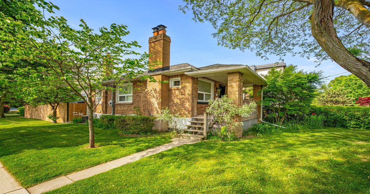 25 Ash Crescent Toronto