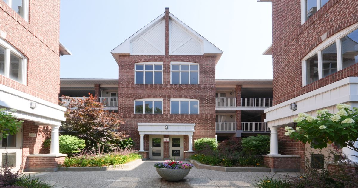 103 Bristol Road E Mississauga
