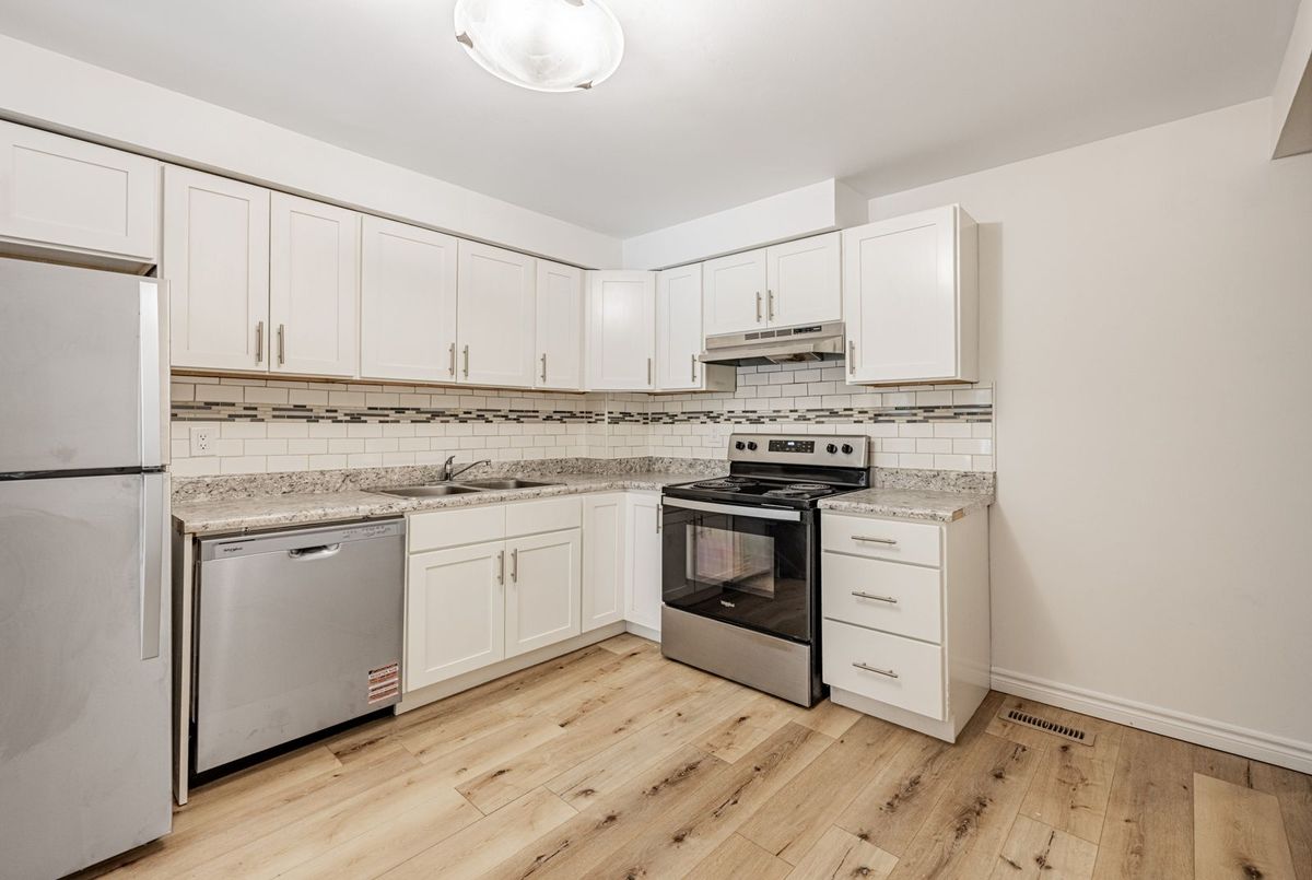 394 Eton Place Oakville 394 Eton Place Oakville