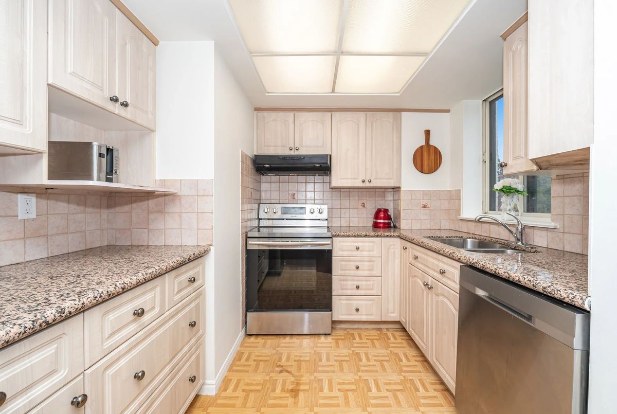 1360 Rathburn Road E Mississauga 1360 Rathburn Road E Mississauga