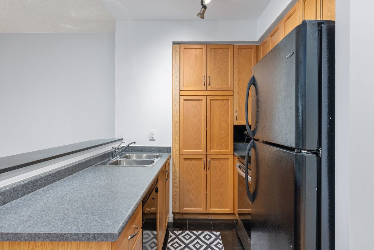 2495 Dundas Street W Toronto 2495 Dundas Street W Toronto