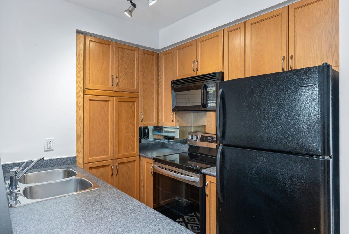 2495 Dundas Street W Toronto 2495 Dundas Street W Toronto