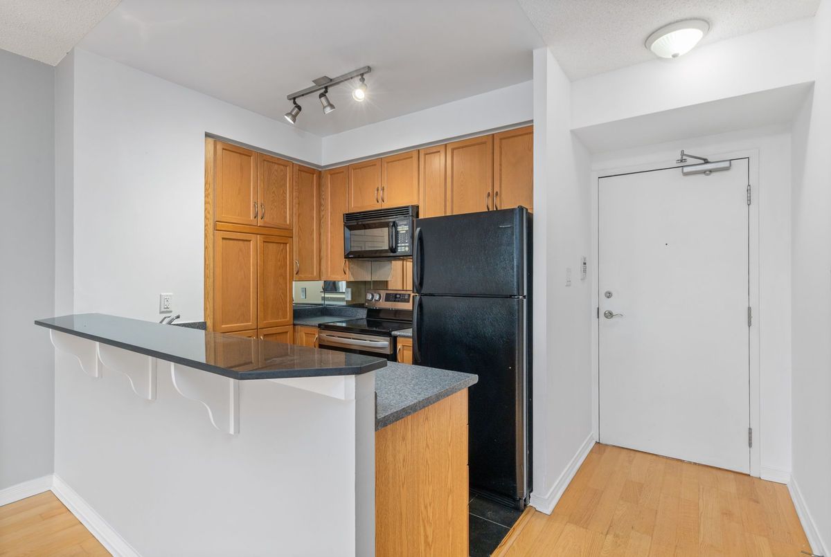 2495 Dundas Street W Toronto 2495 Dundas Street W Toronto