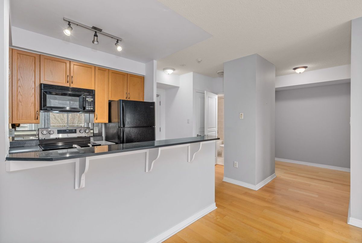 2495 Dundas Street W Toronto 2495 Dundas Street W Toronto