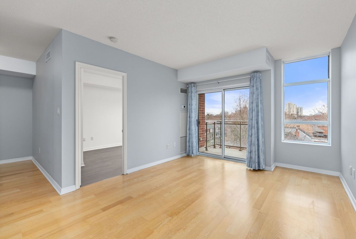 2495 Dundas Street W Toronto 2495 Dundas Street W Toronto