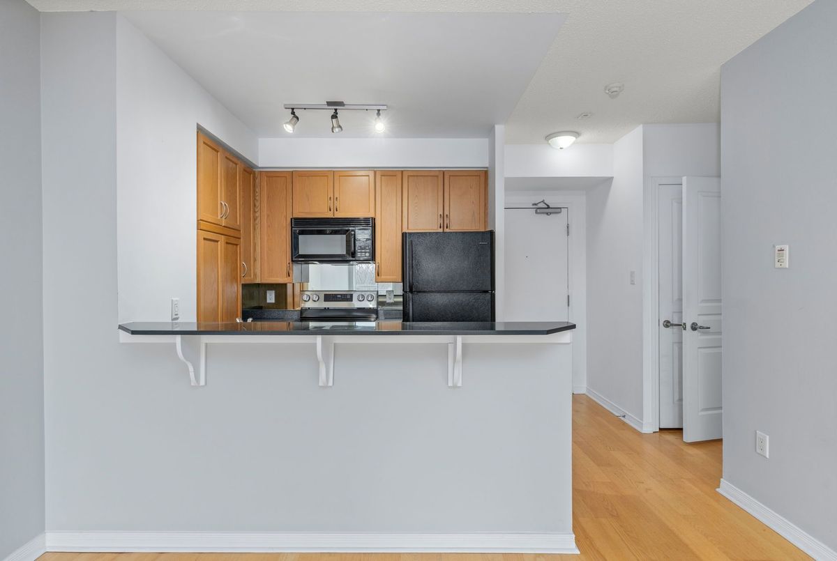 2495 Dundas Street W Toronto 2495 Dundas Street W Toronto