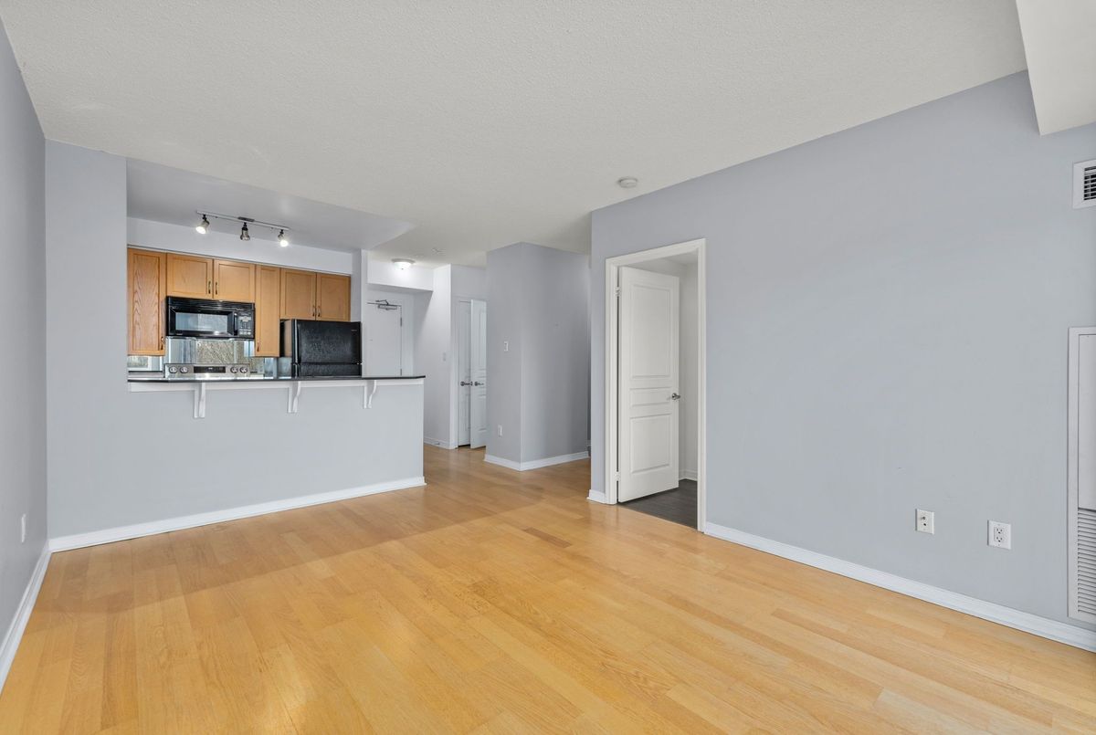 2495 Dundas Street W Toronto 2495 Dundas Street W Toronto