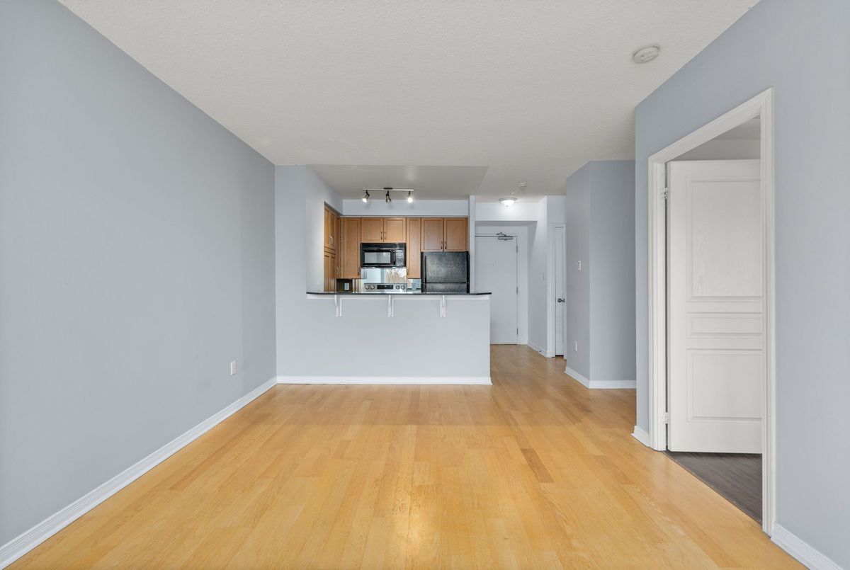 2495 Dundas Street W Toronto 2495 Dundas Street W Toronto