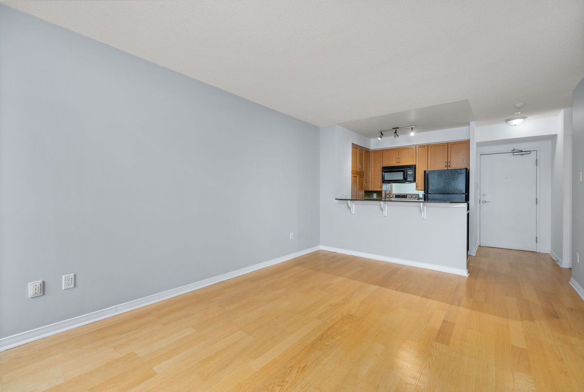 2495 Dundas Street W Toronto 2495 Dundas Street W Toronto