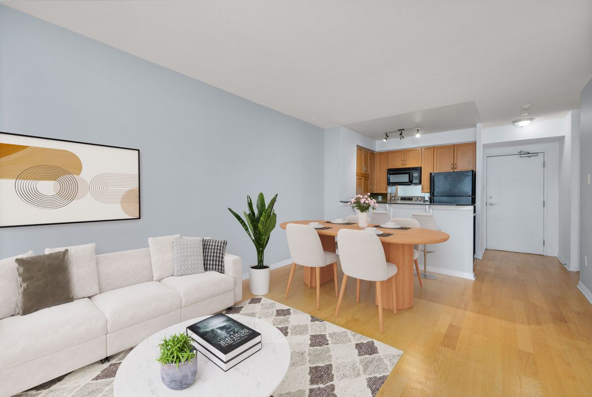 2495 Dundas Street W Toronto 2495 Dundas Street W Toronto