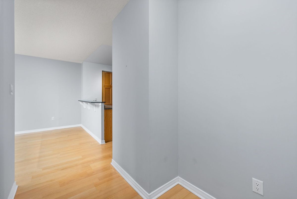 2495 Dundas Street W Toronto 2495 Dundas Street W Toronto