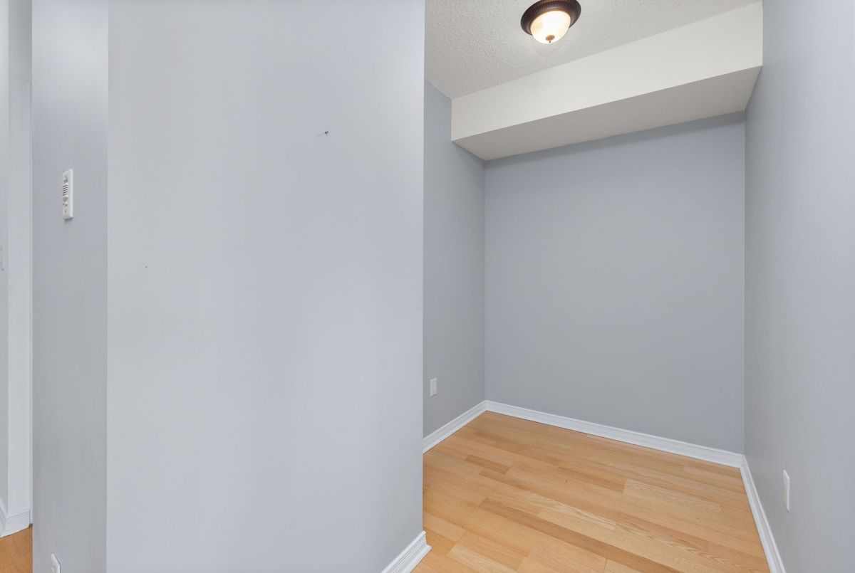 2495 Dundas Street W Toronto 2495 Dundas Street W Toronto