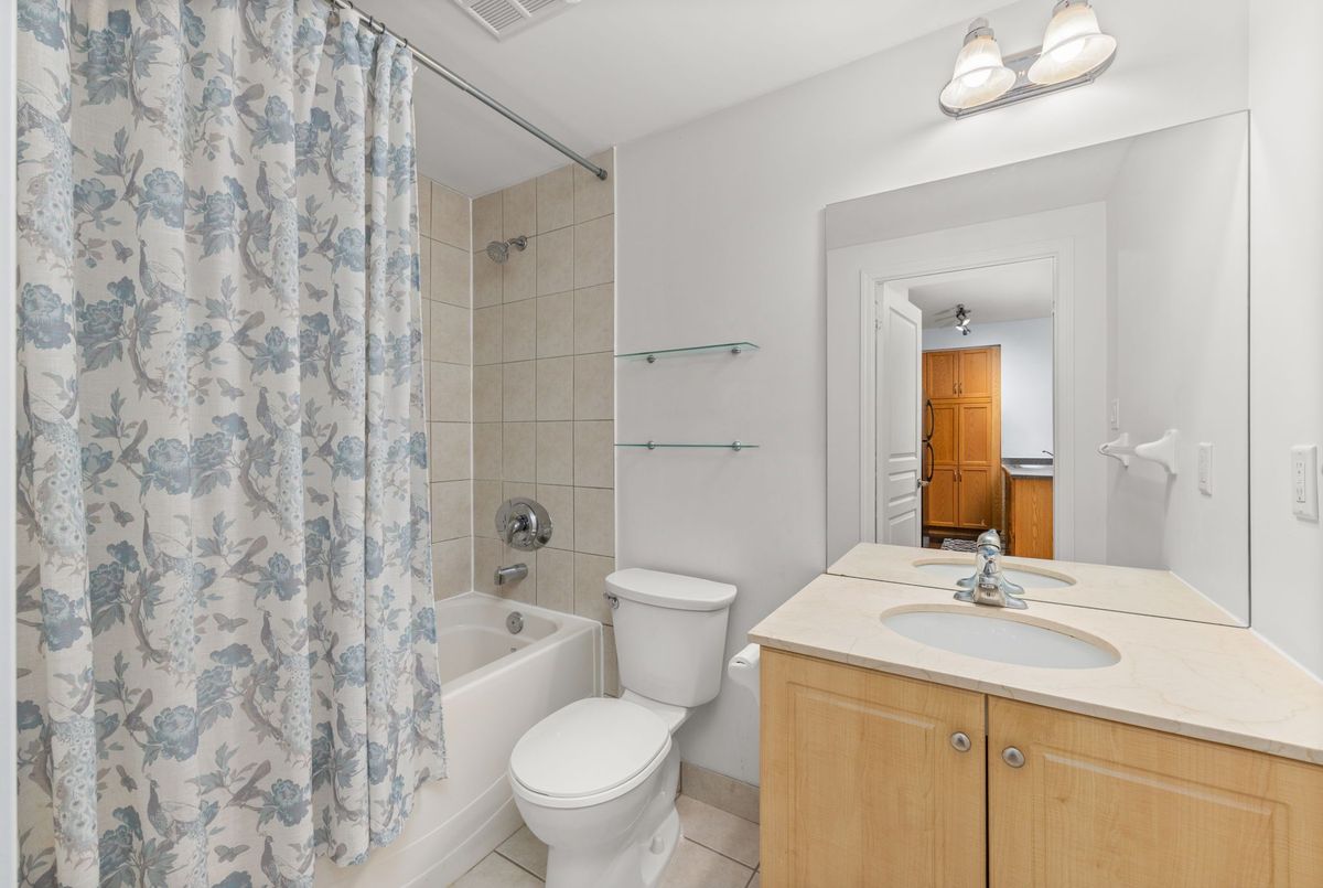 2495 Dundas Street W Toronto 2495 Dundas Street W Toronto