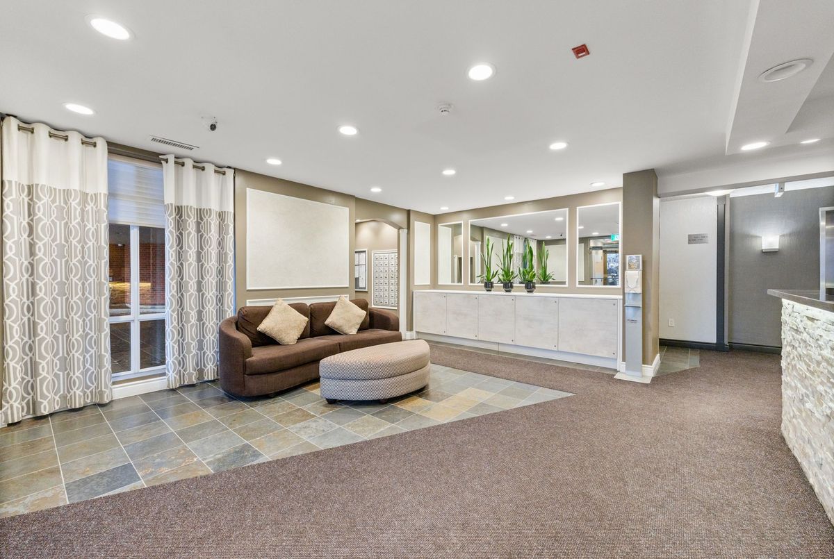 2495 Dundas Street W Toronto 2495 Dundas Street W Toronto