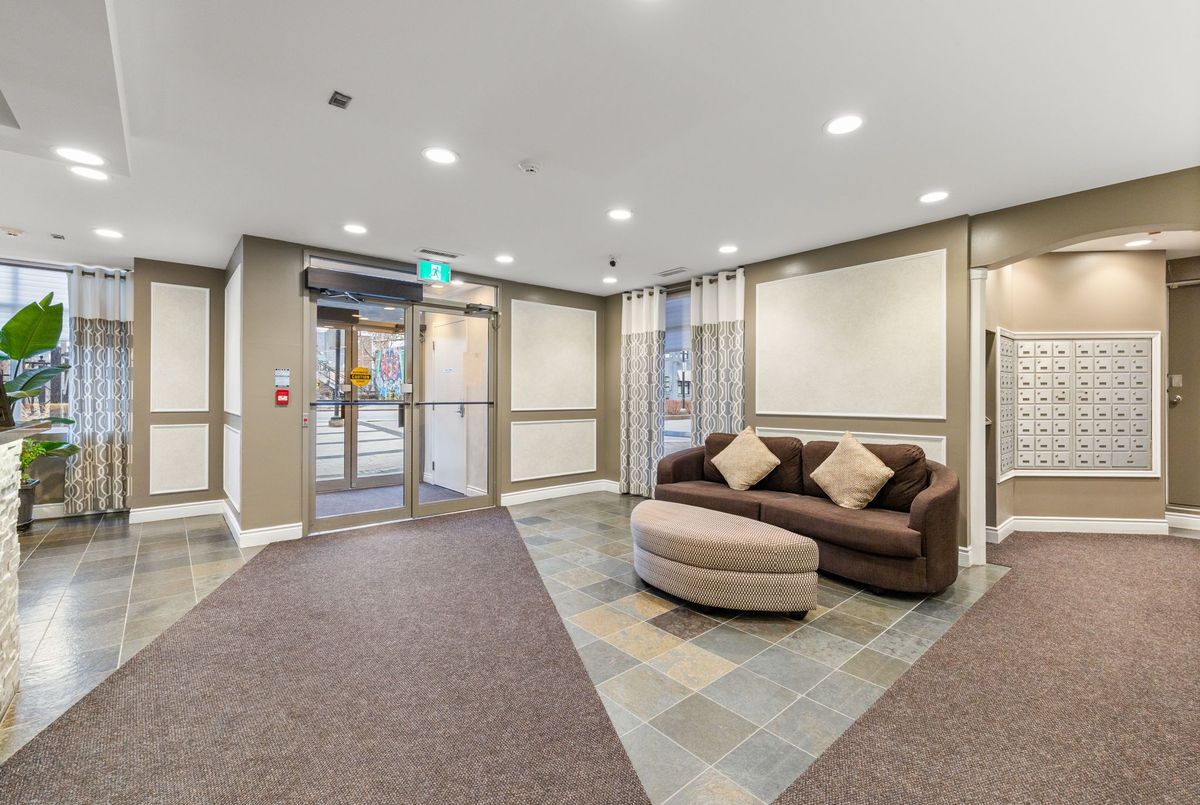 2495 Dundas Street W Toronto 2495 Dundas Street W Toronto