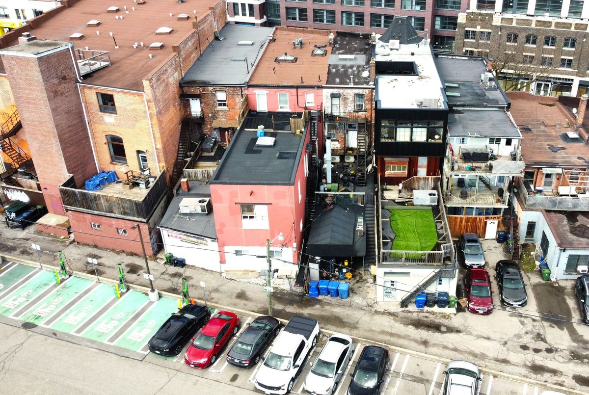 2963 Dundas Street W Toronto 2963 Dundas Street W Toronto