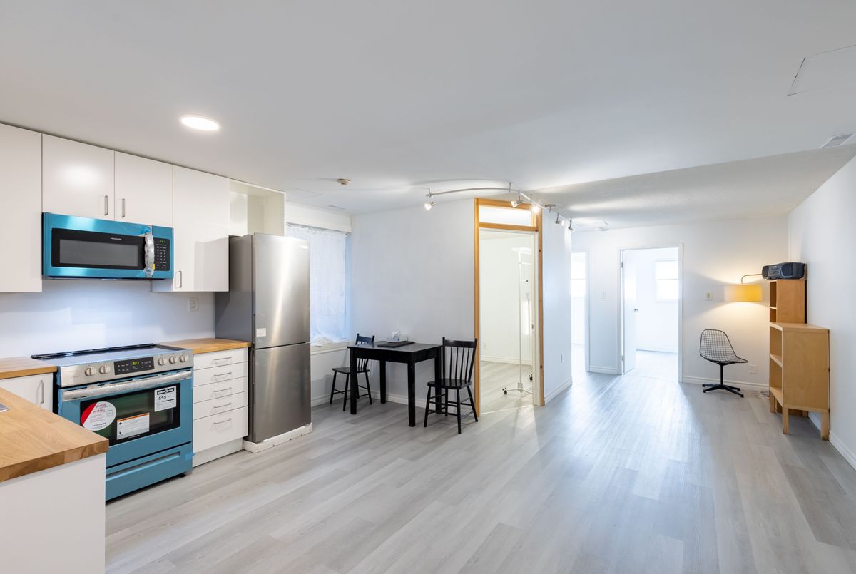 2963 Dundas Street W Toronto 2963 Dundas Street W Toronto